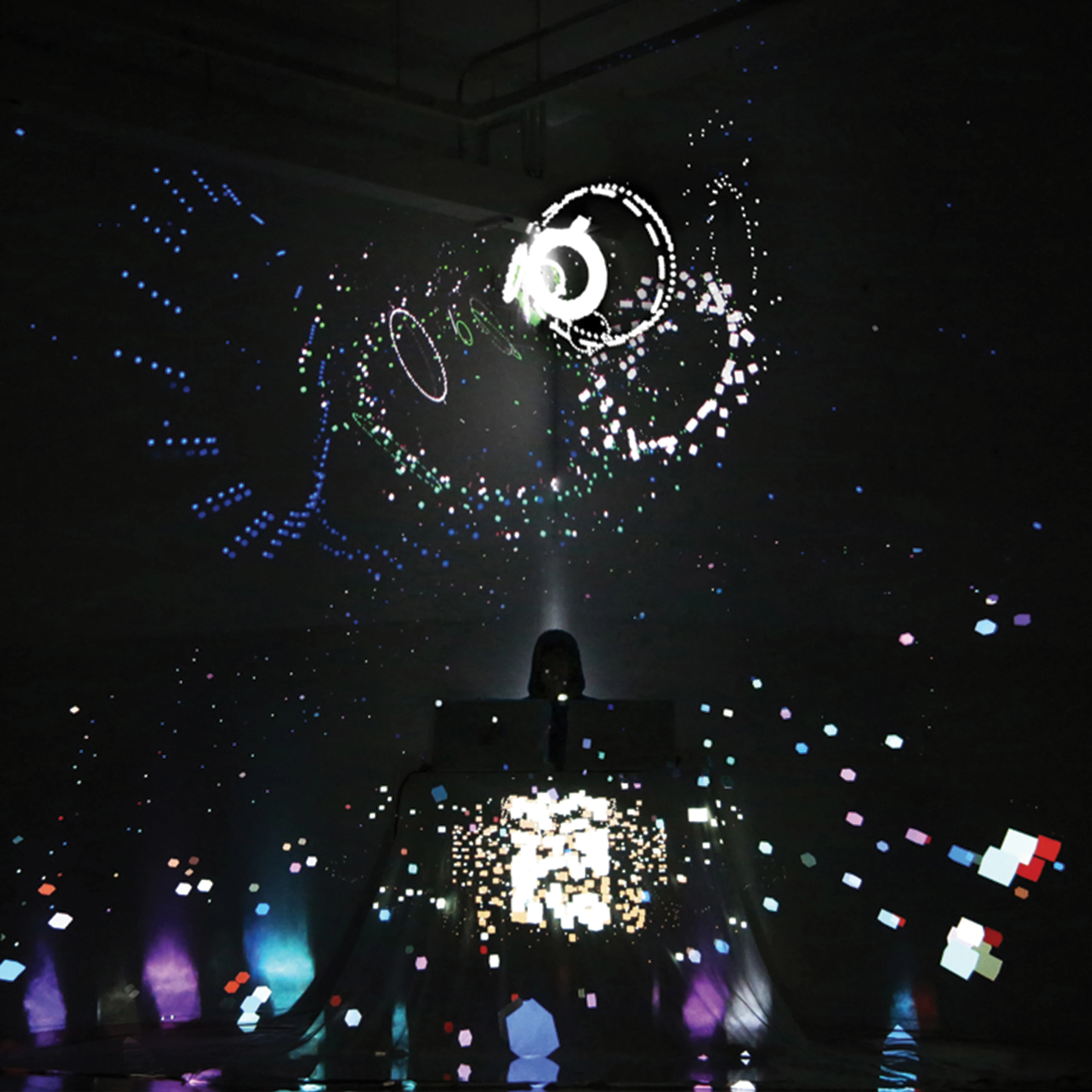 Solar System, audio-video live performance. The performer operates the installation system at the center of the stage.